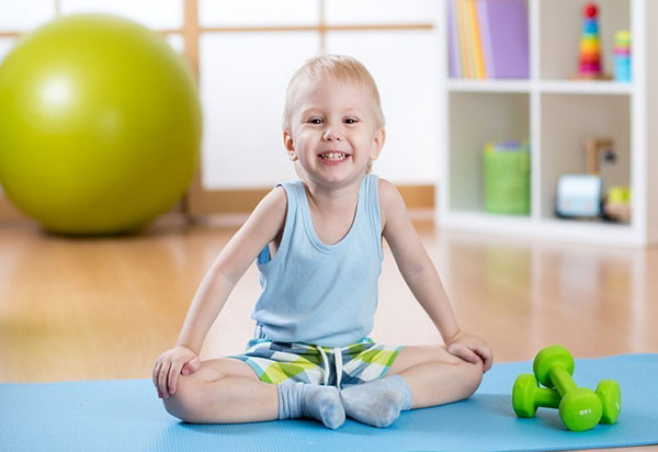 Igranje yoga: tri korisne vježbe za dijete