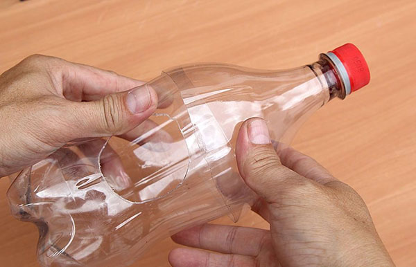 Novi obrti iz plastičnih boca s vlastitim rukama za vrt i voćnjak