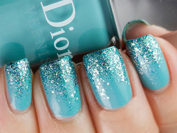 Glitter i Swarovski kamen kao trend zimske manikure 2016-2017