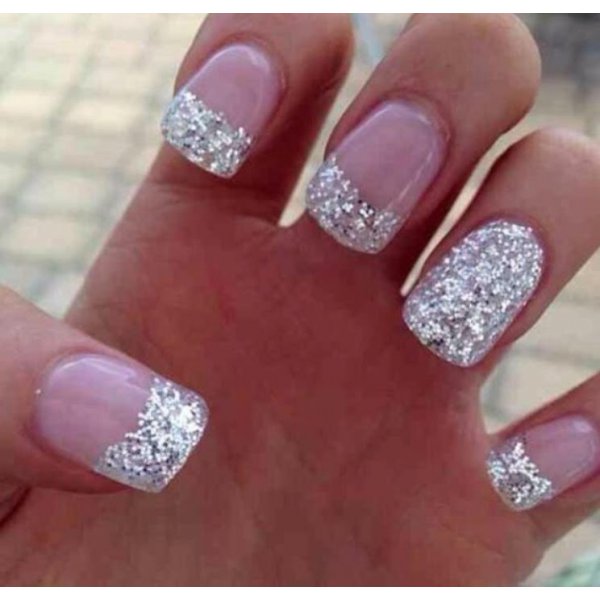 Glitter i Swarovski kamen kao trend zimske manikure 2016-2017