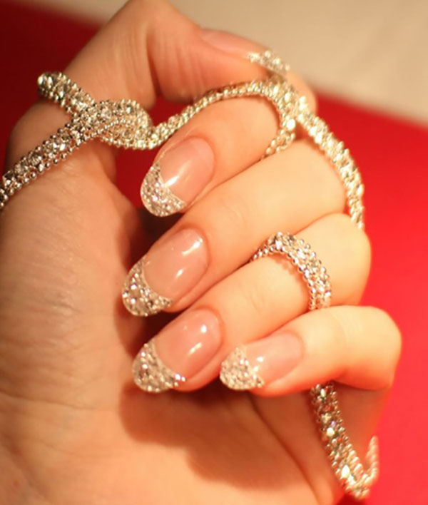 Glitter i Swarovski kamen kao trend zimske manikure 2016-2017