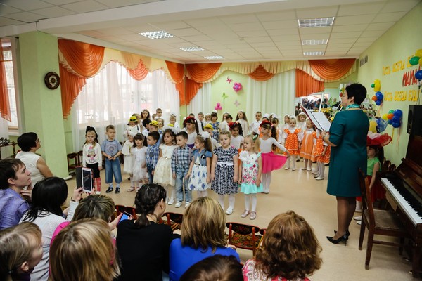 Majčin dan u vrtiću: ideje za scenarij u juniorskoj, srednjoj, viši, pripremnoj skupini