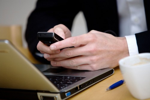koji posjeduje mobilni telefon