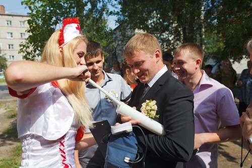Tradicije cijene mladenke: moderna skripta i plakati