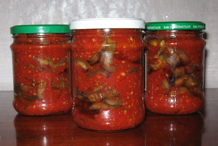 Pčelinji plodovi u Adzhika za zimu: foto recept za jabučicu adzhika