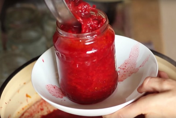 Borsch za zimu u limenci, recept za pripremu s repa i kupusom, tijesto od rajčice i bez nje