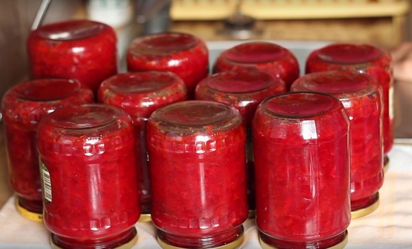 Borsch za zimu u limenci, recept za pripremu s repa i kupusom, tijesto od rajčice i bez nje