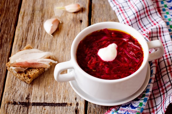 Borsch za zimu u limenci, recept za pripremu s repa i kupusom, tijesto od rajčice i bez nje