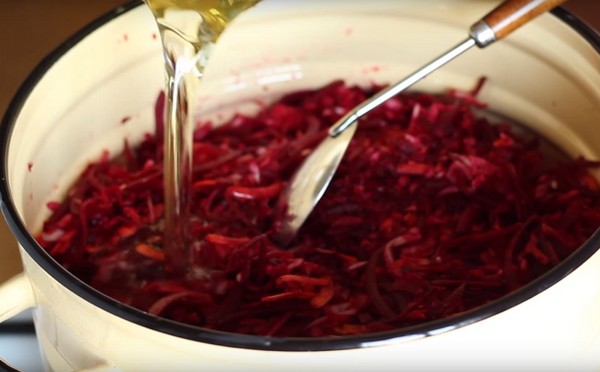 Borsch za zimu u limenci, recept za pripremu s repa i kupusom, tijesto od rajčice i bez nje