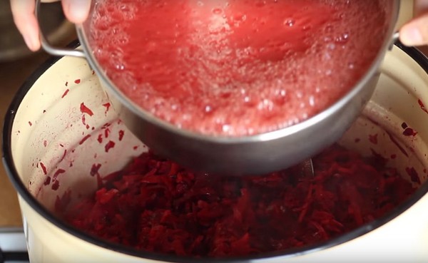 Borsch za zimu u limenci, recept za pripremu s repa i kupusom, tijesto od rajčice i bez nje