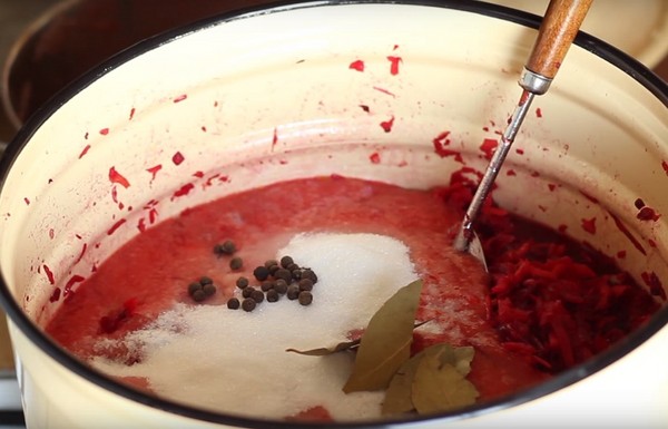 Borsch za zimu u limenci, recept za pripremu s repa i kupusom, tijesto od rajčice i bez nje