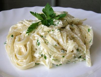 Fettuccine s piletinom i gljivama u kremastom umaku: recepti s fotografijama. Kako napraviti fettuccine s piletinom kod kuće.