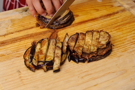 Fotografija recept za salatu od prženih patlidzanata s rajčicama