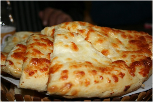 khachapuri s sirom