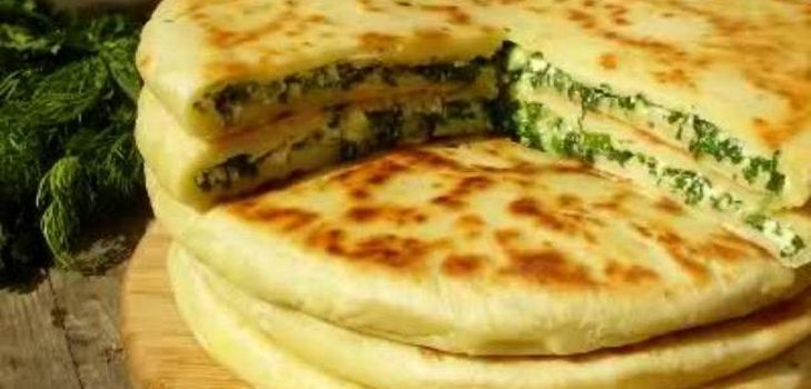 Možete napraviti khachapuri na kefir ili kiselo vrhnje. Kao nadjev upotrijebite jaja ili meso. Istodobno, što više odstupite od klasične recepture, to će biti teže nazvati kulinarski remek-djelo pravi khachapuri. 