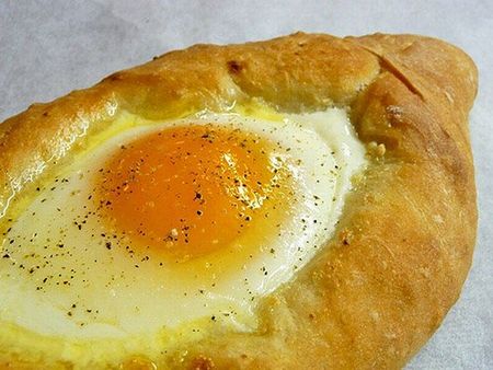 Možete napraviti khachapuri na kefir ili kiselo vrhnje. Kao nadjev upotrijebite jaja ili meso. Istodobno, što više odstupite od klasične recepture, to će biti teže nazvati kulinarski remek-djelo pravi khachapuri. 