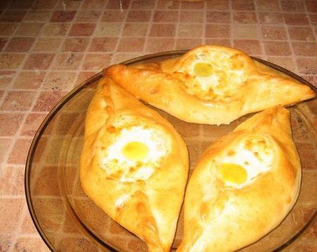 Možete napraviti khachapuri na kefir ili kiselo vrhnje. Kao nadjev upotrijebite jaja ili meso. Istodobno, što više odstupite od klasične recepture, to će biti teže nazvati kulinarski remek-djelo pravi khachapuri. 