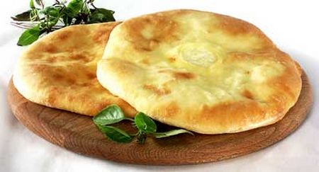 Možete napraviti khachapuri na kefir ili kiselo vrhnje. Kao nadjev upotrijebite jaja ili meso. Istodobno, što više odstupite od klasične recepture, to će biti teže nazvati kulinarski remek-djelo pravi khachapuri. 
