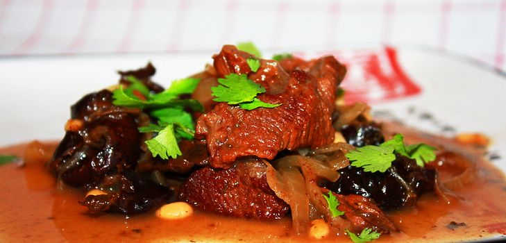 Recept za govedinu s šljive u multivarka - korak po korak s fotografijom