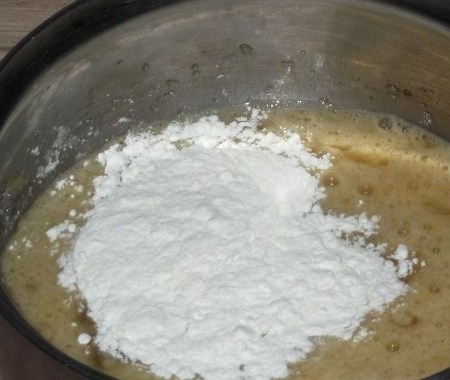 Kako napraviti kremu za kapsulu: puder, sir i vrhnje kondenziranog mlijeka, recept s fotografijom