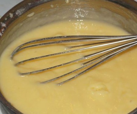 Kako napraviti kremu za kapsulu: puder, sir i vrhnje kondenziranog mlijeka, recept s fotografijom