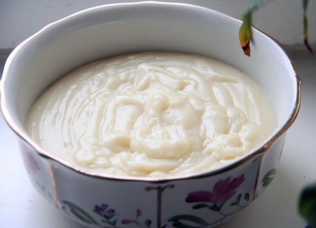 Kako napraviti kremu za kapsulu: puder, sir i vrhnje kondenziranog mlijeka, recept s fotografijom