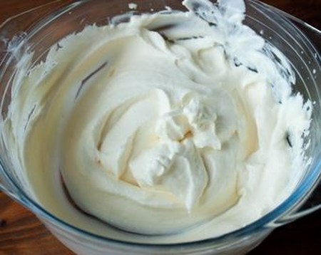 Kako napraviti kremu za kapsulu: puder, sir i vrhnje kondenziranog mlijeka, recept s fotografijom