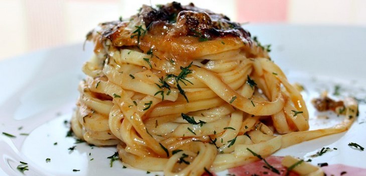 Recept za ukusne gnijezde iz MACFFA s mljevenim mesom i rajčicom