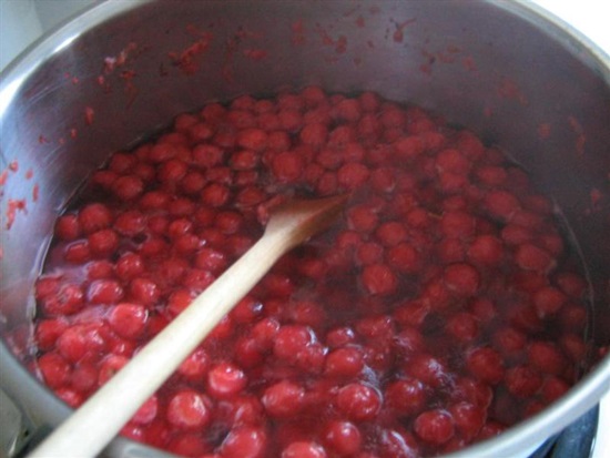Mirisni kompot od trešanja u tavi i multivarka - recept