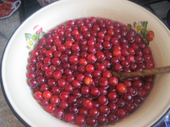 Mirisni kompot od trešanja u tavi i multivarka - recept
