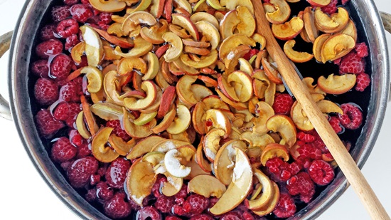 Mirisni kompot od trešanja u tavi i multivarka - recept