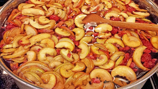 Mirisni kompot od trešanja u tavi i multivarka - recept