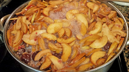 Mirisni kompot od trešanja u tavi i multivarka - recept