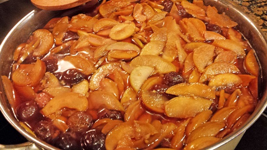 Mirisni kompot od trešanja u tavi i multivarka - recept