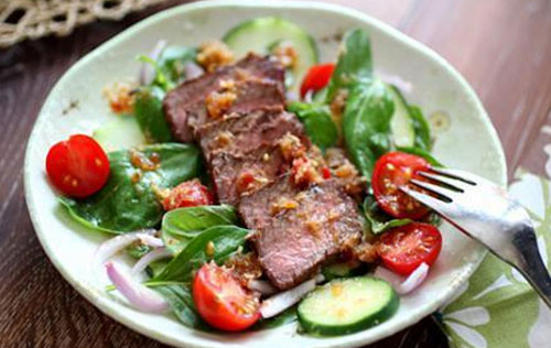 Salata s govedinom i bosiljkom