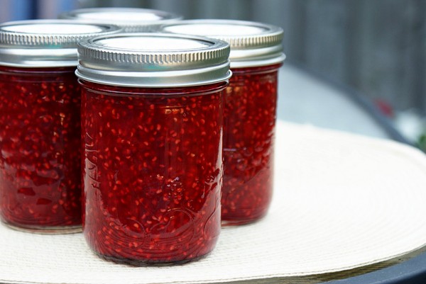 Maline s šećerom za zimu bez kuhanja, Pyatiminutka, u zamrzivaču. Recept za svježe maline, nasadno šećerom