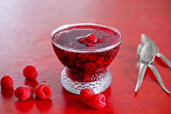 Maline s šećerom za zimu bez kuhanja, Pyatiminutka, u zamrzivaču. Recept za svježe maline, nasadno šećerom
