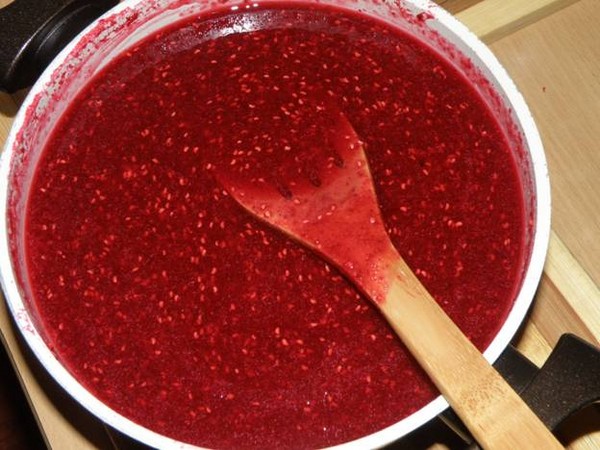 Maline s šećerom za zimu bez kuhanja, Pyatiminutka, u zamrzivaču. Recept za svježe maline, nasadno šećerom