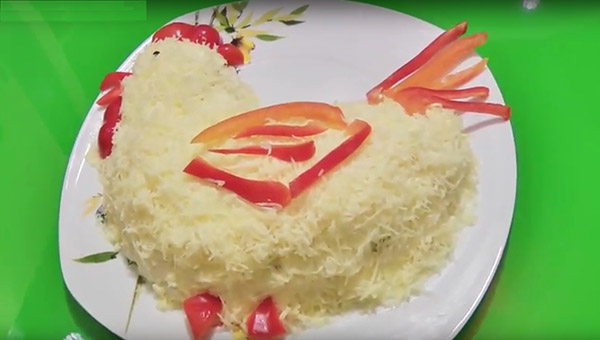 Novogodišnje salate - recepti jednostavni, jeftin i ukusan za Nove godine 2017 Cock s fotografijom
