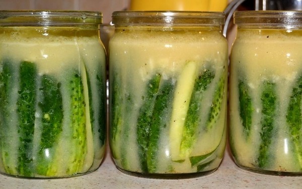 Krastavci sa senfom za zimu bez sterilizacije i s njim, na toplom i hladnom putu. Salata od prepunog krastavaca s senfom