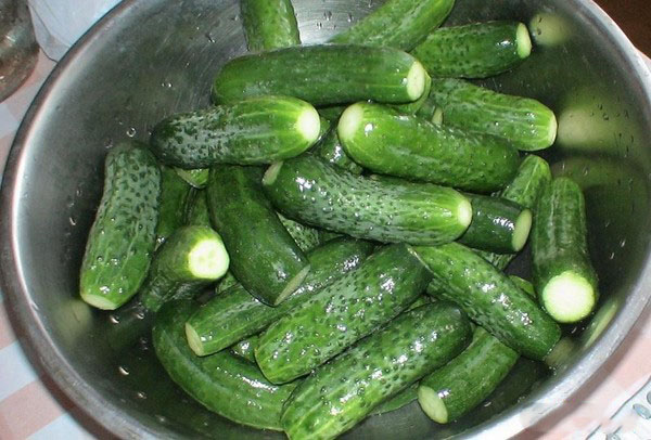 Krastavci sa ketchupom za zimu - bez sterilizacije, u limenke. Sakupljanje za zimski oštar i hrskav krastavac s ketchup chili