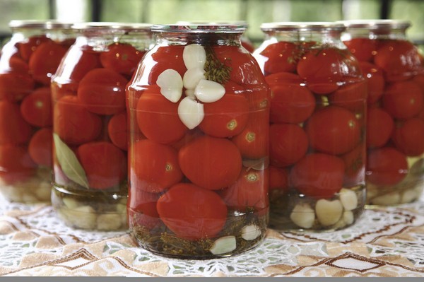 Rajčice s češnjaka za zimu, recepti. Žetve rajčice češnjakom za zimu: recept za brzo kuhanje, bez sterilizacije, slane bez kupanja