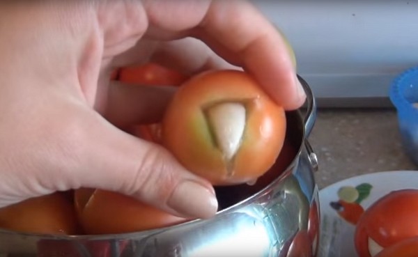 Rajčice s češnjaka za zimu, recepti. Žetve rajčice češnjakom za zimu: recept za brzo kuhanje, bez sterilizacije, slane bez kupanja