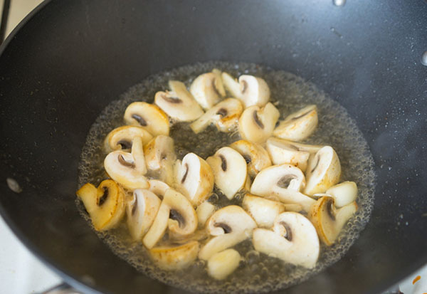 Jednostavan recept: piletina s gljivama u umaku od senfa