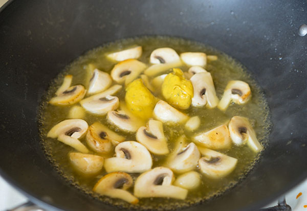Jednostavan recept: piletina s gljivama u umaku od senfa