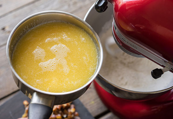 Recept za nevjerojatnu kremasti kolač od meda s datumima i orasima