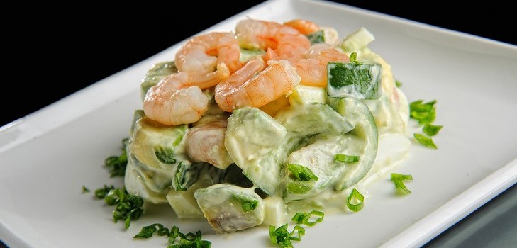 Avokado salata s kozicama