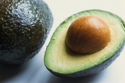 Avokado salata s kozicama