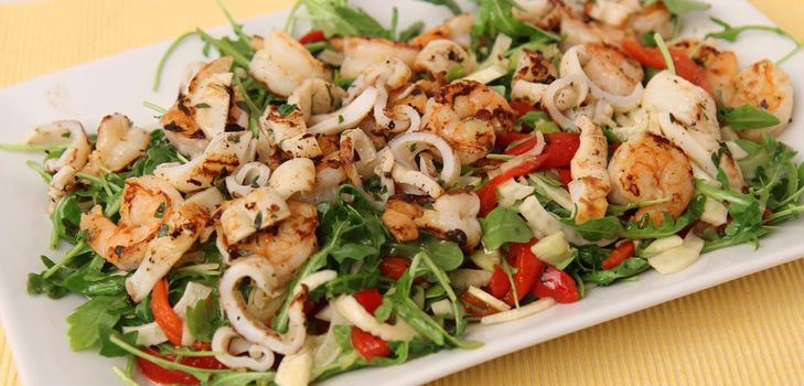 Salata s avokadom i lignjem