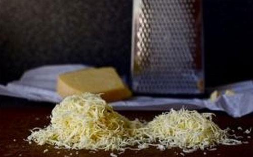 Odrezati sire na grater 